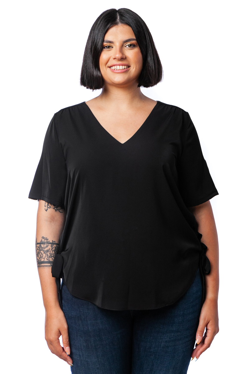 Happy Sizes Hi-Lo μπλούζα που δένει στα πλαϊνά σε μαύρο χρώμα 14234.1830-Μαύρο